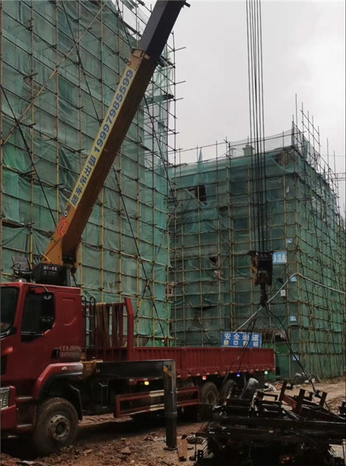 东西湖区“慢工细活”—— 吊车的 “微动控制” 技术