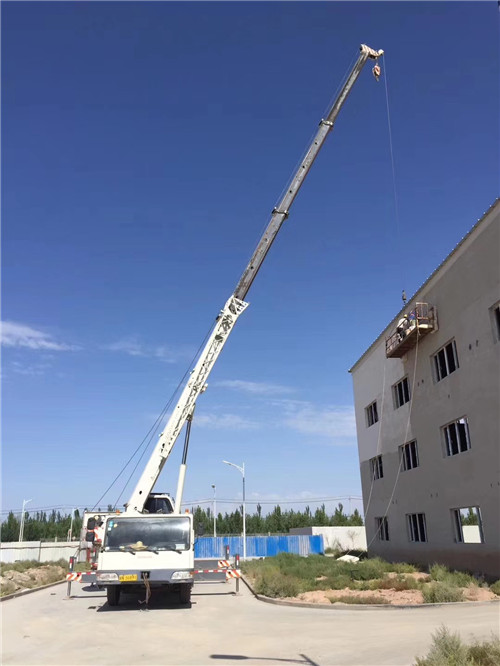 东西湖区“轻装强干”—— 吊车的 “轻量化臂架” 技术